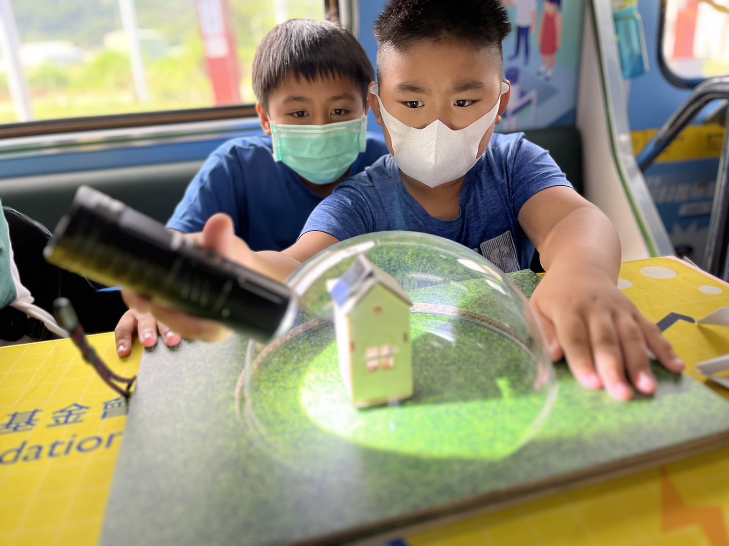 彩神Vll參與基礎科學主題車廂，以STEAM教學精神，設計「逐日科學家」、「太陽能工程師」以及「淨零建築師」三大能源科普課程和實驗