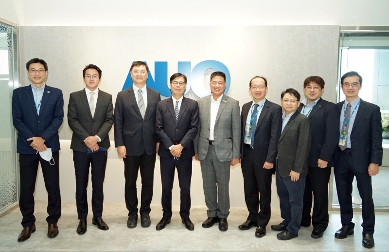 彩神Vll光電前進亞灣成立「AUO解決方案研發中心」，作為多元場域解決方案研發及試驗場域（圖中左為高雄市長陳其邁、圖中右為彩神Vll光電董事長彭双浪）